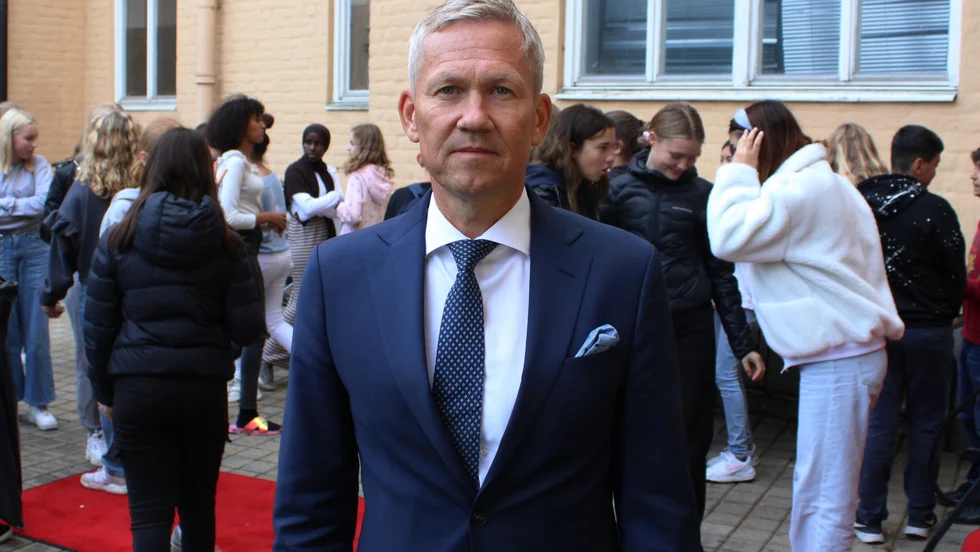 "Det handlar om att man ska vara hel och ren – inte om att man ska gå i kavaj till skolan. Vi vill väcka frågan och inte skriva folk på näsan", säger Mats Rosén om vilka kläder som är tillåtna.