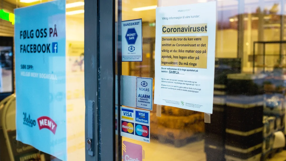 Bussen åkte från Rogaland i Norge. På många matbutiker sitter där information om coronaviruset. Arkivbild.