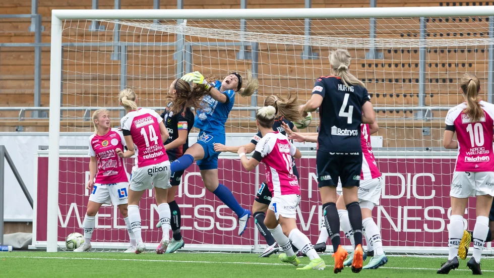 Emma Holmgren gjorde som vanligt en bra insats. Här pressas hon hårt av sitt gamla lag, Linköping. Hon tog rn straff men tvingades släppa in Frida Leonhardsen Maanums skott.