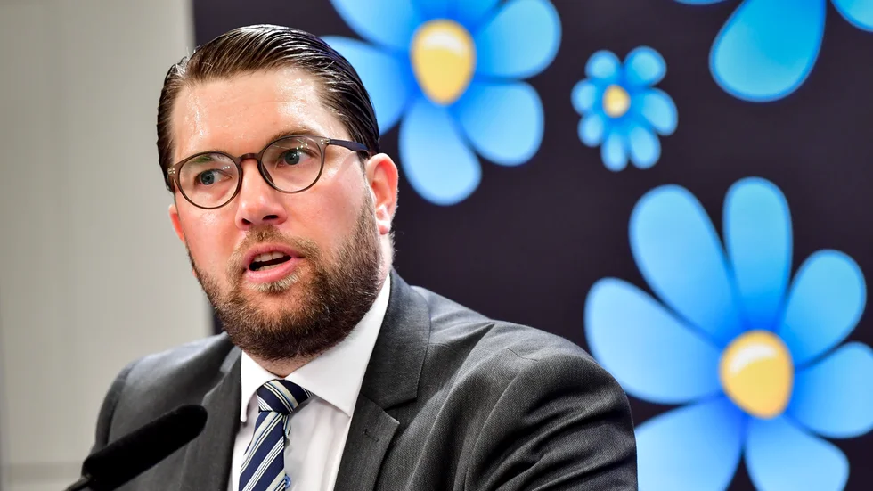 "Ett fullständigt sanslöst och skandalöst agerande från fackpamparna i Stockholm. Socialdemokraterna leker mafiosos med fackanslutna svenskars medlemspengar", skrev SD-ledaren Jimmie Åkesson på Facebook apropå ärendet rörande SD-politikern Ulf Karlström i Luleå.