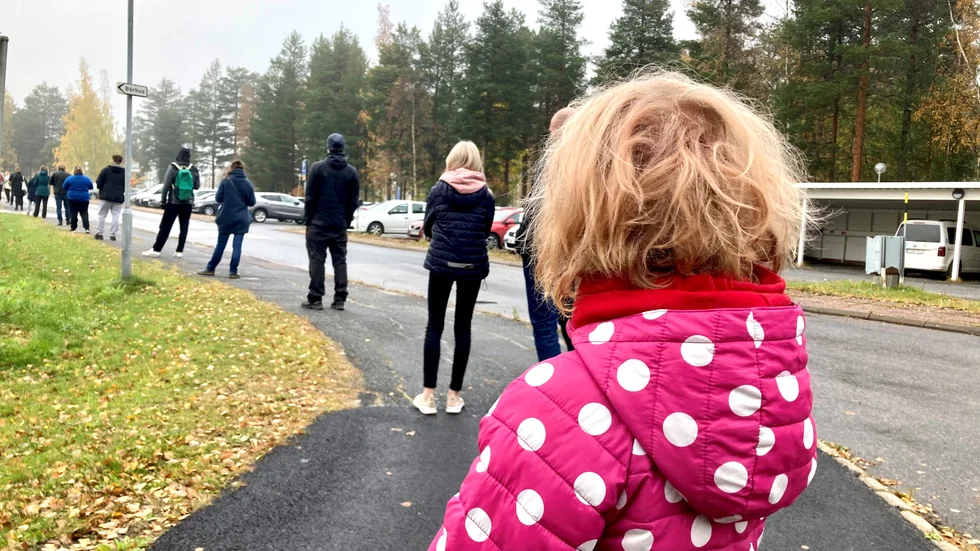Så här såg det ut vid 15-tiden på måndagen utanför Björkskatans hälsocentral i Luleå. 