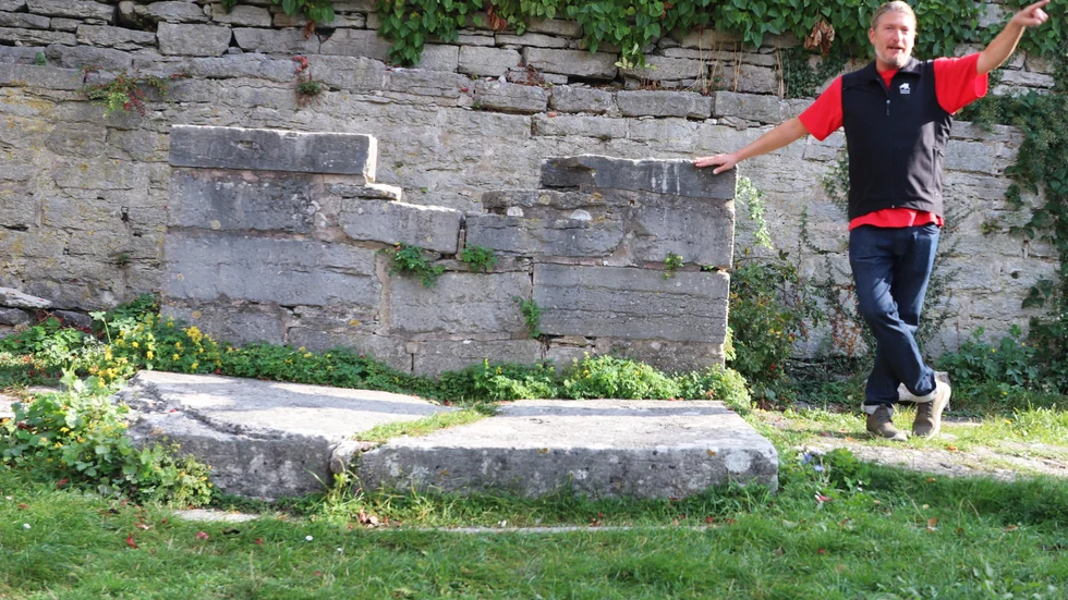 Jeremy Hardy har i sju år guidat för Gotlands museums räkning, bland annat vid S:t Pers ruin i Visby. En tung plats i innerstadens historia.