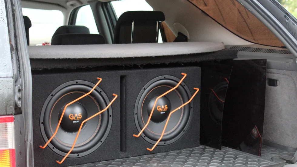 En kvinna i 20-årsåldern åtalas efter att ha spelat hög musik i sin bil. Kvinnan nekar till brott. Hon menar att ljudet inte hördes utanför bilen.
