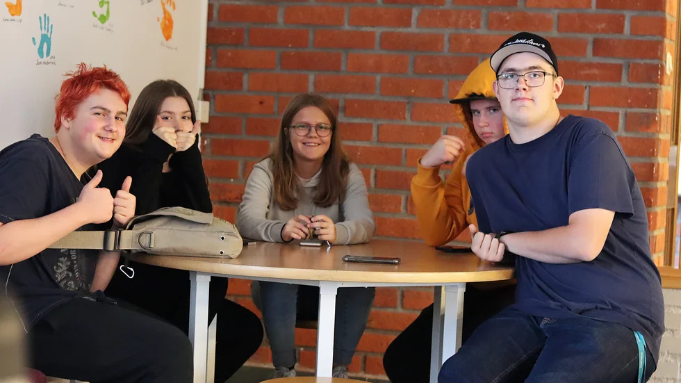 Niondeklassarna Filip Eriksson, Alma Lundgren, Jenny Berglund Bolin, Willy Borell och Philip Lidén ser både fördelar och nackdelar med fjärrundervisning.