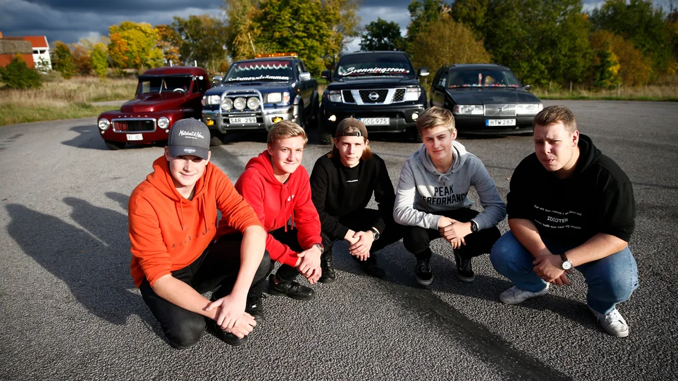 Från vänster: Ivar Lundström, Didrik Abrahamsson, Anton Creutz, Oliver Svenningsson och Filip Karlsson är några av de 16-åringar som upprör känslorna i trafiken när de åker runt i 30 km/h på gatorna.