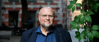 Recension: Fängslande historisk roman i "Översten". 