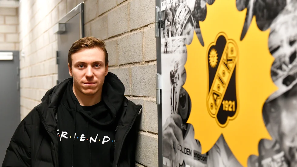 Pär Lindholm är tillbaka i Skellefteå och AIK efter 106 matcher i NHL. Under måndagskvällen var han på plats i arenan för att fixa med utrustningen inför comebacken.
