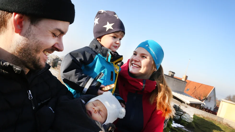 Evelina Johnsson lockade Måns med husbygge för att familjen skulle flytta till Gotland. Tack vare det bidrog de med tre personer till befolkningsökningen förra året. Svea ger plus en till år 2021.