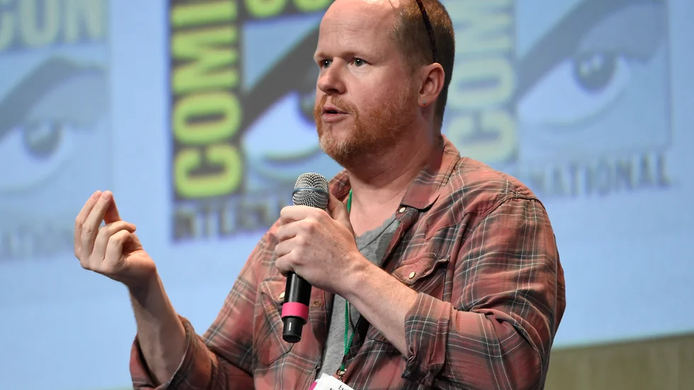 Joss Whedon, som bland annat står bakom kultserien "Buffy och vampyrerna", har anklagats för att skapa en hotfull arbetsmiljö på olika filminspelningar. 