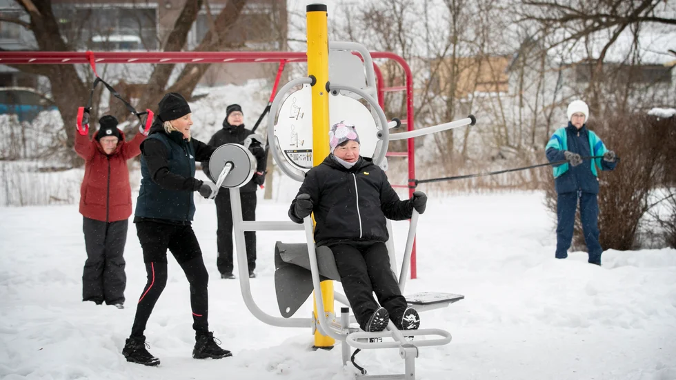 Marie Eriksson och alla kompisar vid utegymmet.