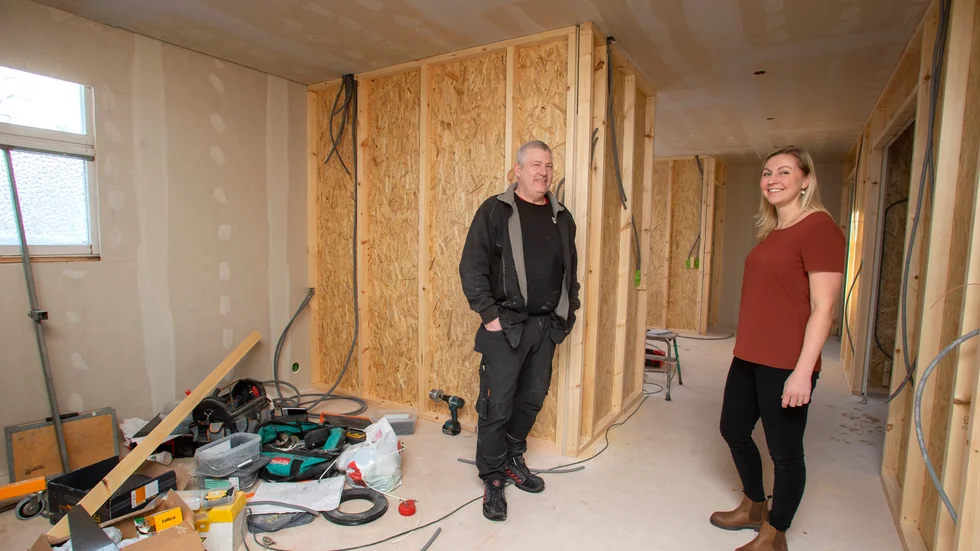 Byggherren Thomas Lindgren, Lindgrens bygg och service, tillsammans med tandläkaren Jane Viklund. Ombyggnationen för tandklinikens del väntas pågå i ytterligare två-tre veckor.