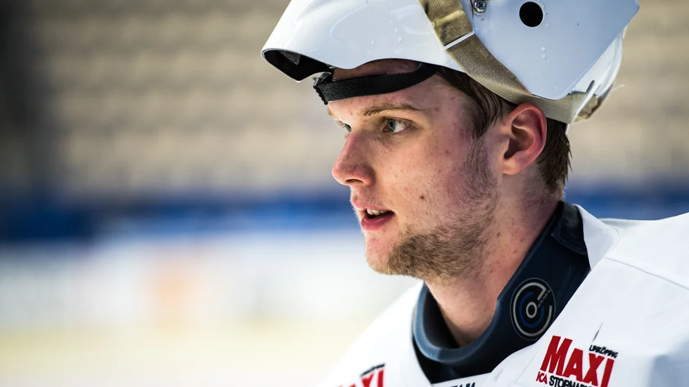 Hugo Ollas fick debutera. Och att juniorerna får hoppa in i SHL:s hetluft kan vara viktigt inför ett kval. 