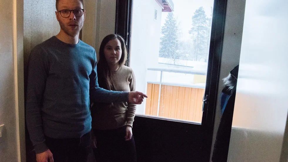 Natanael och Rebecca Asplund i Boden har problem med otäta balkongdörrar och fönster. Nu undrar de när Bodenbo tänker byta dem.