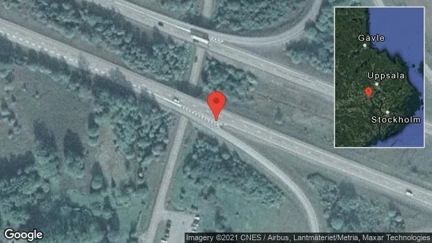 Personbil stillastående på E18