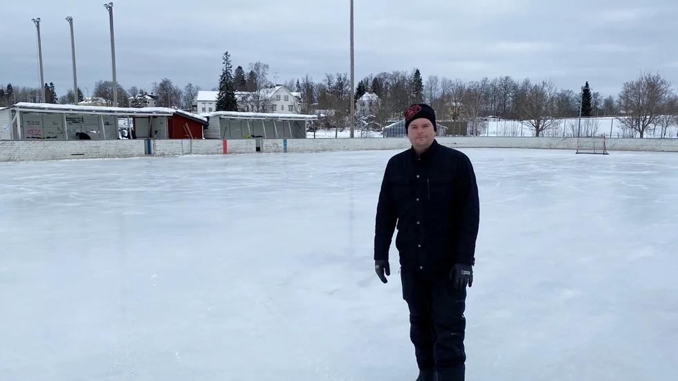 Månskensrinken ska bort för att göra plats för nya bostäder. Planen är att den ska flyttas till en fotbollsplan en bit bort. Isentuasiasten Dennis Ronnerfors har engagerat sig i det arbetet.