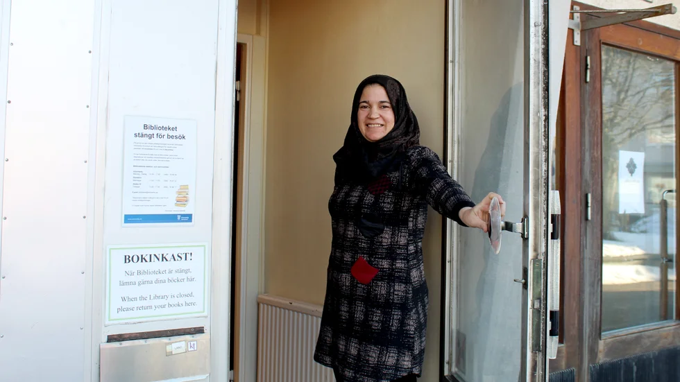 Lina Abujarrah tar emot i dörren på Mötesplats Södra Vi. Mötesplatsen ligger i anslutning till biblioteket, men har några egna rum att vistas i. 