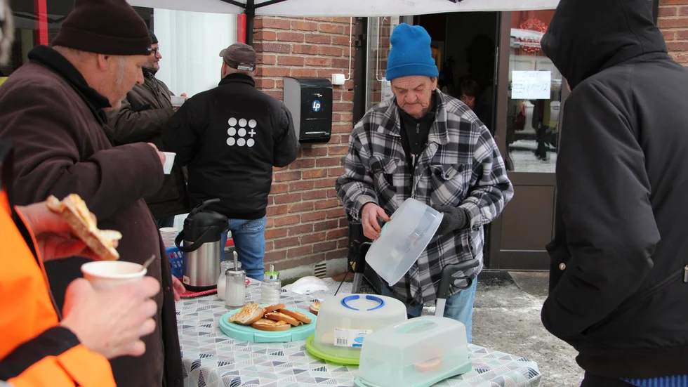 Henry Karlsson gillar kaffe och pratstunden och är kvar i kylan under hela timmen. "Det var bättre att sitta därinne som vi kunde göra före pandemin".