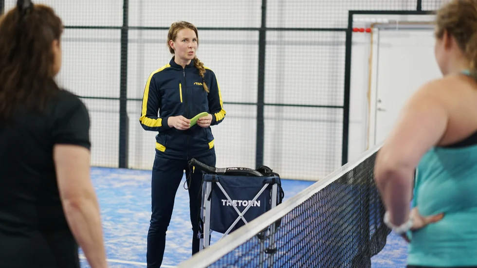 Flamsigt och stökigt? Nej, inte direkt. Visst utbrister padelspelarna i ett skratt då och då. Men på Emmie Ekdahls pass var det fokuserat och det märktes att tjejerna var där för att de verkligen ville utvecklas och lära sig något nytt. 