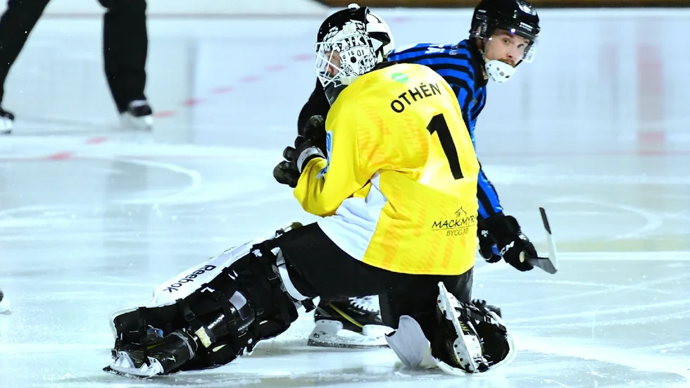 Teemu Määttä i en närkamp med Sandvikens målvakt Joel Othén i "höstens" match på Studenternas. Nu öppnar han för en fortsättning i Sirius.
