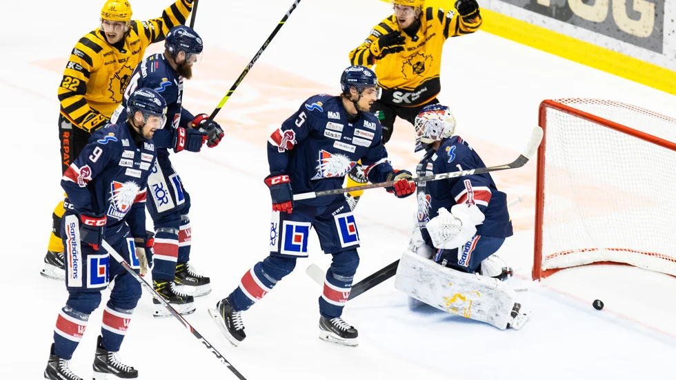 Jonathan Johnson jublar. Han låg bakom två av målen när Skellefteå vann borta mot Linköping med 5–2.