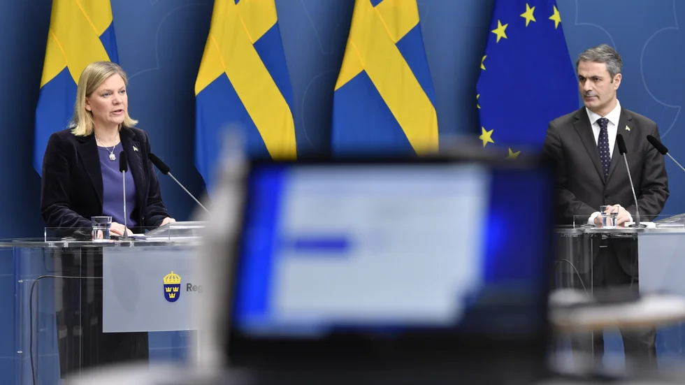För att undvika snabbt ökande arbetslöshet vid en tredje våg ska kompensation för lönekostnader nu ingå i det så kallade nedstängningsstödet, meddelade finansminister Magdalena Andersson (S) och näringsminister Ibrahim Baylan (S) tisdagen. 