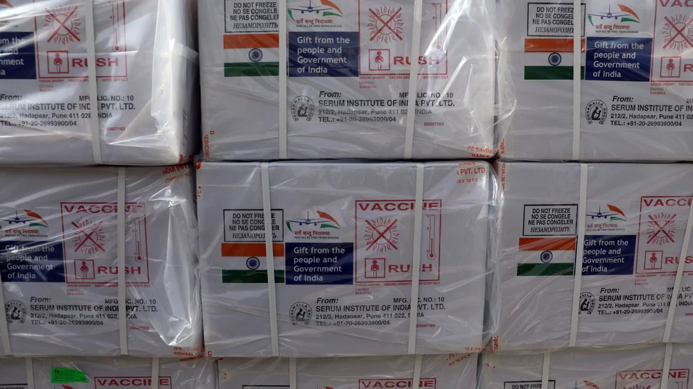 Indien tillverkar väldigt mycket av världens vaccin, och sprider nu preparaten över världen inom Covax-projektet. Bilden är från en tidigare leverans, till Afghanistan i början av februari.