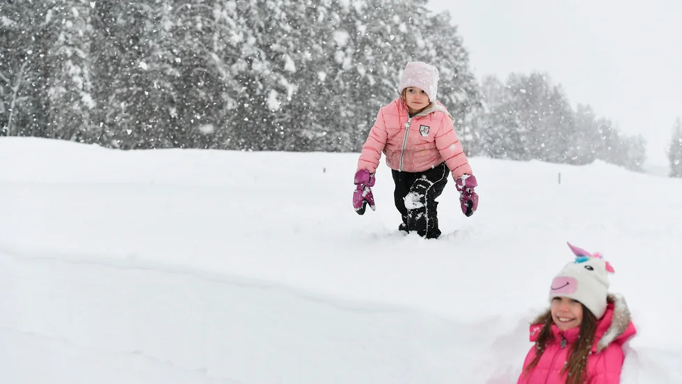 Tidigare var Nova trött och orkeslös. Efter operationen är hon full med energi. Här leker Nova och hennes stora syster Eleanor i snön.