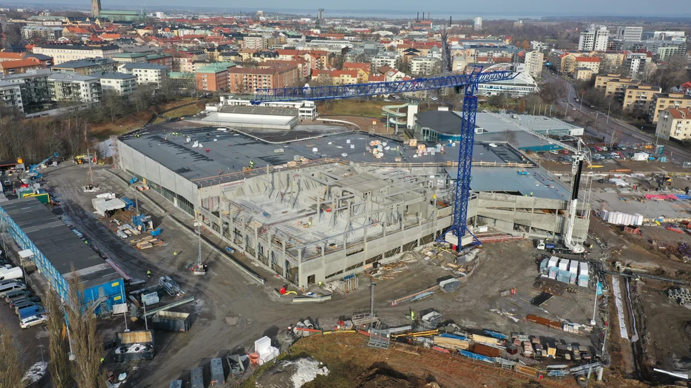 Simhallsbygget påverkas inte av turerna kring Ola Serneke som nu lämnar posten som koncernchef för byggföretaget Serneke. "Det är full fart på bygget", säger affärschefen Anders Johansson.