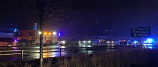 Lastbil krockade med personbil på riksväg 50