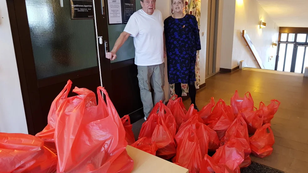 Ture och Monica Isaksson från Sällskapet länkarna stod på julafton beredda att dela ut påsen med årets jultallrik till behövande.
