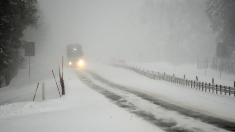 Ett snöfallsområde rör sig under dagen sakta norrut.