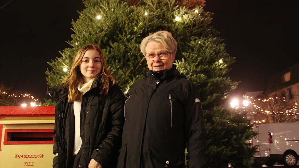 Två som kände julstämning var Estelle Åberg och Eva-Lena Stolt, Vimmerby. "Jag handlar inte på nätet, jag vill ut och se, klämma och känna", säger Eva-Lena.