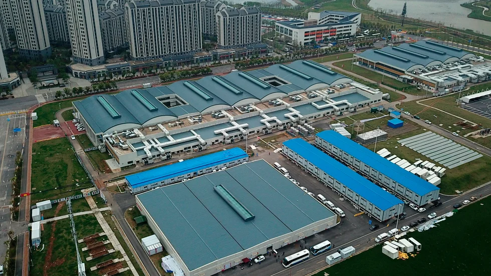 Wuhan hamnade i världens blickfång när coronaviruset började spridas i staden. Här är en bild från april på ett av de sjukhus som snabbt monterades upp på en parkeringsplats i mångmiljonstaden.