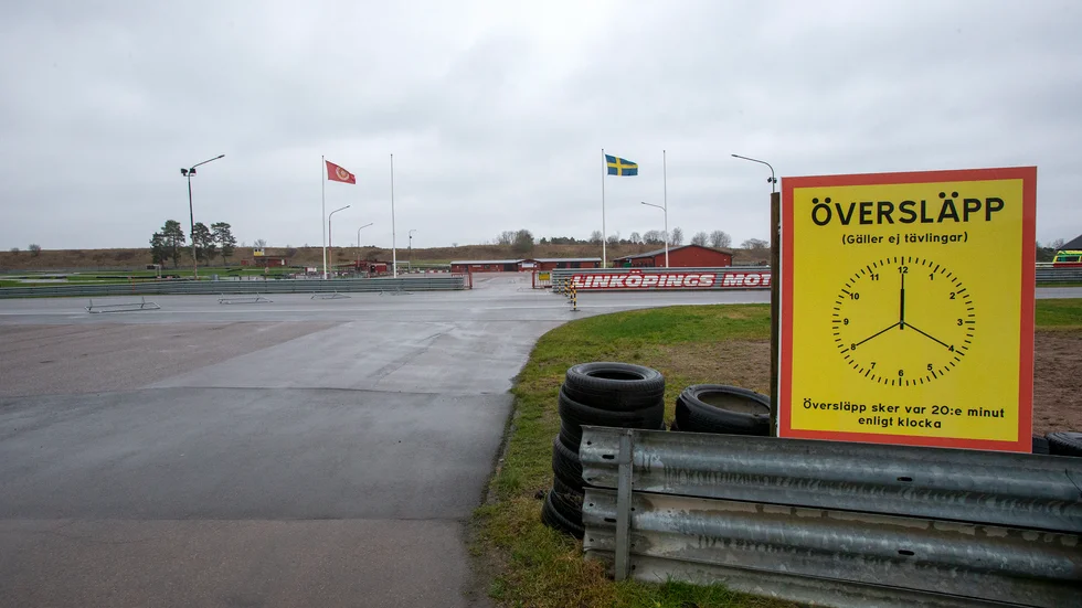 Här var det tänkt att Linköpings MS skulle bygga en gångbro över motorbanan, för att underlätta för publik, tävlande och funktionärer att ta sig över till andra sidan tävlingsbanan. Klubben fick 850 000 kronor av kommunen, men ännu har det inte blivit någon bro.