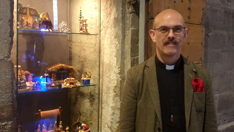 Johan Lamberth är präst i Sankt Hans församling och samlare av krubbor. 30 av dem ställer han ut i domkyrkans krubbvandring. 