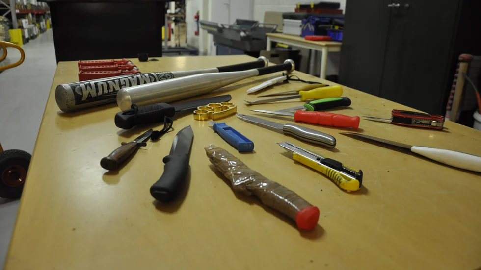 Några av de föremål som polisen beslagtagit. Utredningarna kring dem är färdiga, nu ska de kasseras och materialen ska återvinnas. 