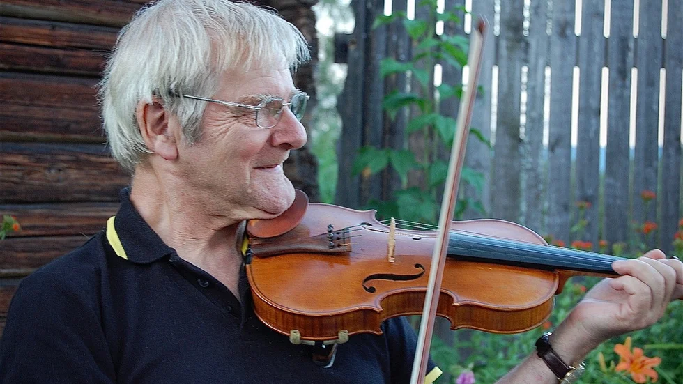 Riksspelmannen Björn Ståbi har gått bort vid 80 års ålder. Pressbild.