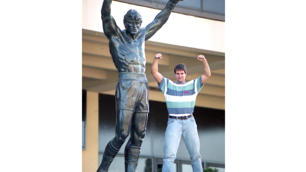 Mikael Renberg bredvid Rocky-statyn i Philadephia, som vid det här tillfället var placerad utanför hockeyarenan Spectrum.