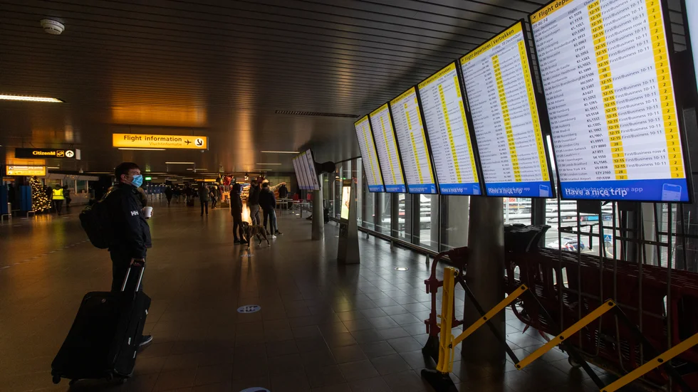 Bild från flygplatsen Schiphol i Amsterdam i fredags. Nederländerna är ett av de länder som stoppar resenärer från Storbritannien.