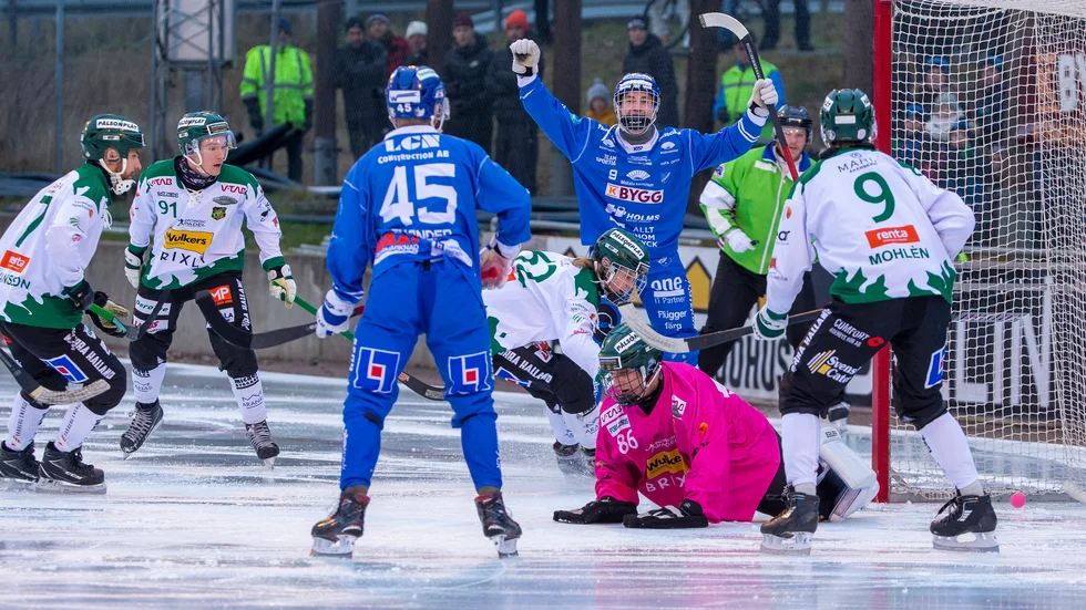 Jonas Enander och Albin Rohlén jublar över IFK Motalas mål mot Frillesås. Det ser allt bättre ut för IFK, på flera sätt. Konkurrensen ökar i truppen och laget har börjat vinna.