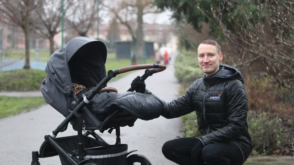 Mikko Riipinen med dottern Ella, sju månader, och ett färskt längre kontrakt med Dolphins som sträcker över 2025. 
