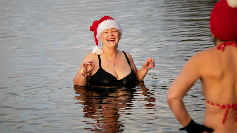 En vattentemperatur på fyra grader hindrade inte Anne Lindgren med vänner att ta sig ett dopp i sjön Klämmingen vid Klövetbron. De menar att under coronatider kan vinterbad vara den perfekta sysselsättningen för att få att vara ute i friska luften med vänner. De tycker också att vinterbadet ger en endorfinkick som ökar välmåendet även om vattnet känns kallt just i stunden. 
