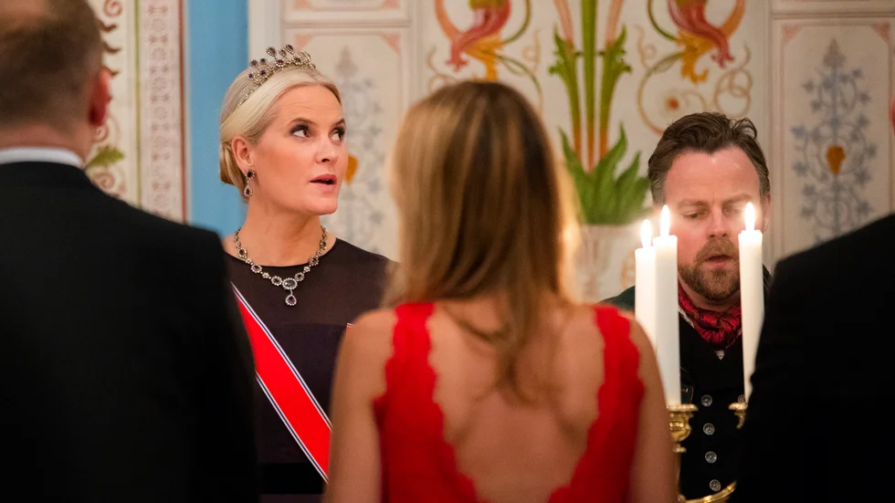 Vad är väl en bal på slottet? Vad är det att få gå på jobbet? Viktoria Berglund rör om i grytan där såväl dans som arbete valsar runt. 
Här Mette-Marit som verka drömma sig bort. Kanske till ett annat jobb?