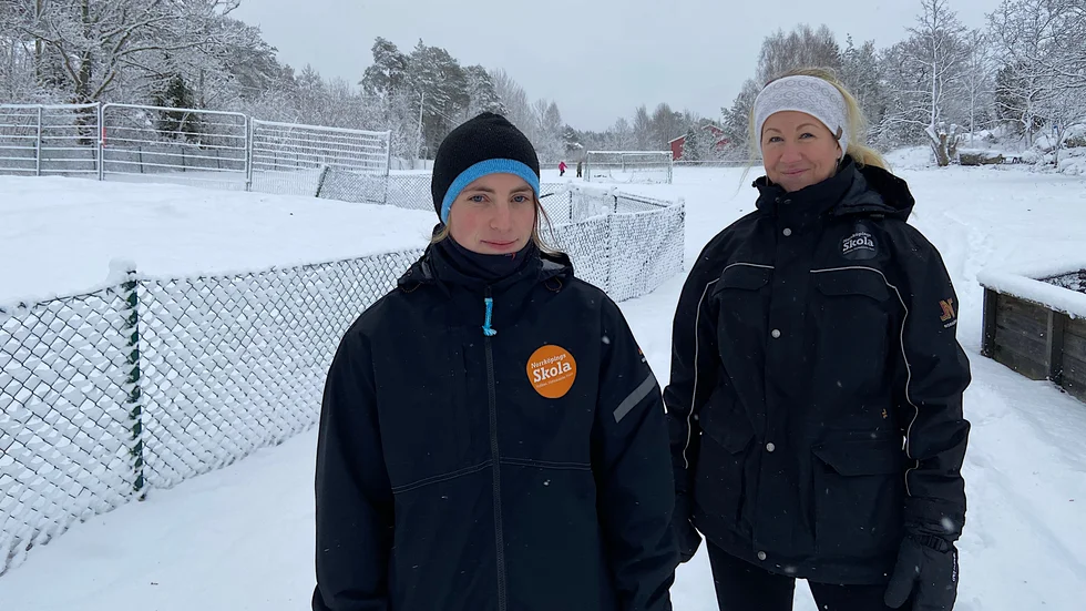 Här på fotbollsplanen intill väg 209 ska den nya förskolan byggas. "Det är efterlängtat", säger Anna Borg-Widell och Lina Andersson, två i personalen på förskolan i Kättinge.