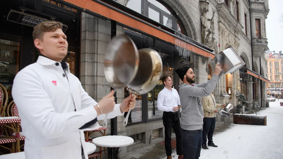 "Så kort respit på så tuffa inskränkningar, skvallrar om att beslutsfattarna inte förstår näringslivets förutsättningar – eller respekterar dem".  På bilden personal som protesterar utanför restaurangen Laroy i Stockholm.