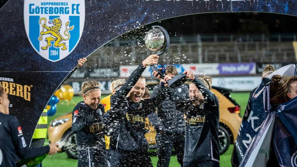 För två månader sedan lyfte Göteborg FC-spelarna Emma Kullberg, Stina Blackstenius och Filippa Angedal SM-pokalen för första gången i föreningens historia. Frågan är under vilket namn klubben kommer att spela 2021?