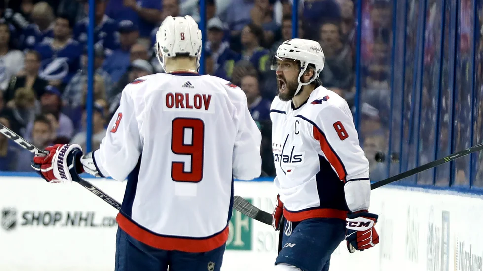 Washington Capitals Dimtrij Orlov och Alexander Ovetjkin, till höger, är två av spelarna som isolerats efter ett positivt covid-19-test i laget. Arkivbild.