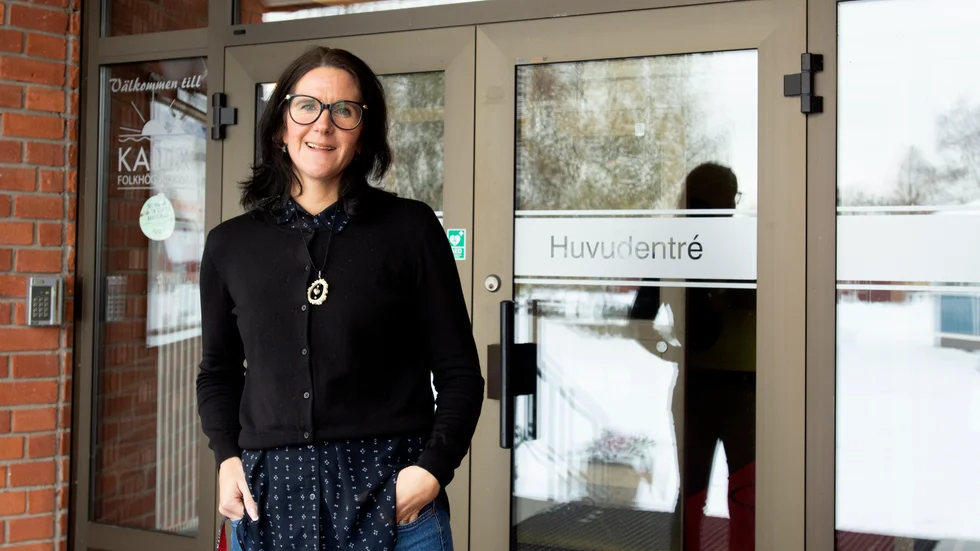 Kalix Folkhögskola väljer att starta upp den traditionella journalistutbildningen igen, efter flera års paus. Det ska bli större fokus på journalistiken. "Allt fler utbildningssamordnare lägger ner journalistutbildningar i landet och det skrämmer oss", säger Ida Nordlund, skolchef.