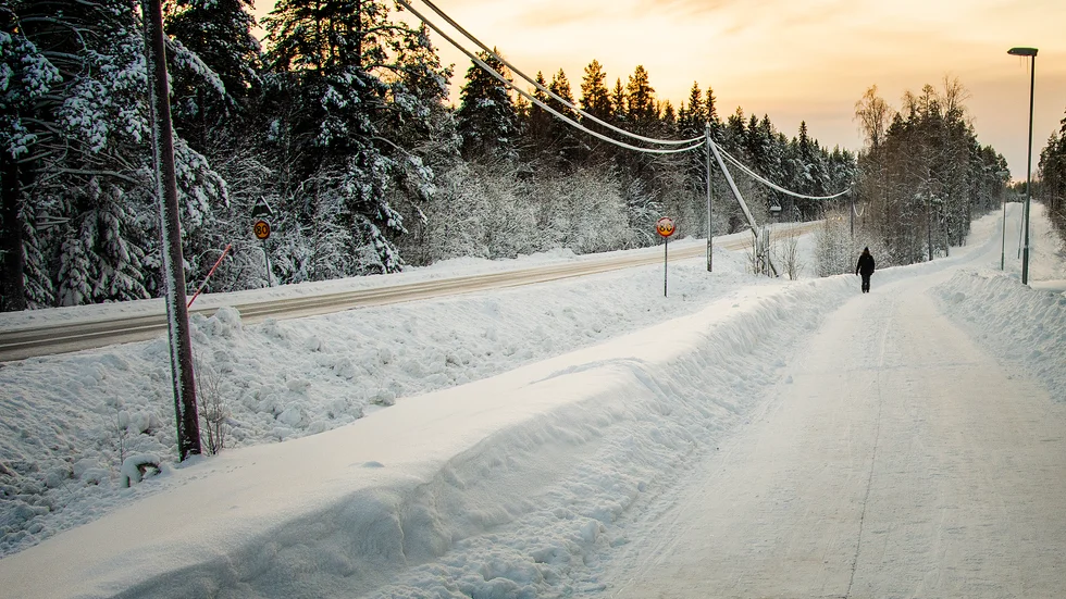 På fredagen misshandlades en man i 70-årsåldern av en skoteråkare på en cykelväg i Bensbyn.