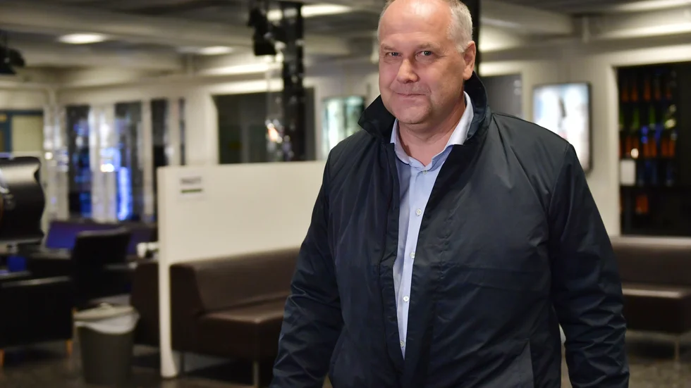 Tidigare V-ledaren Jonas Sjöstedt anklagar SVT för att gulla med Sverigedemokraterna. En parodi, menar ledarskribenten. Här Jonas Sjöstedt i samband med en tidigare intervju på just SVT.